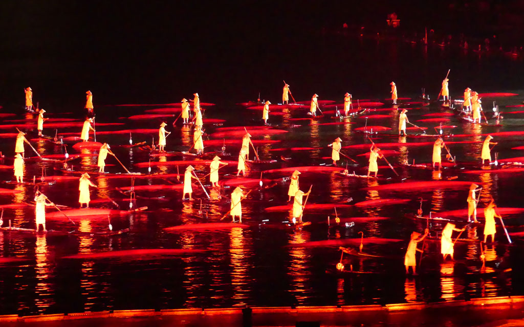 ALTES LOLASSEN – NEUES WAGEN Yangshuo Wassertheater